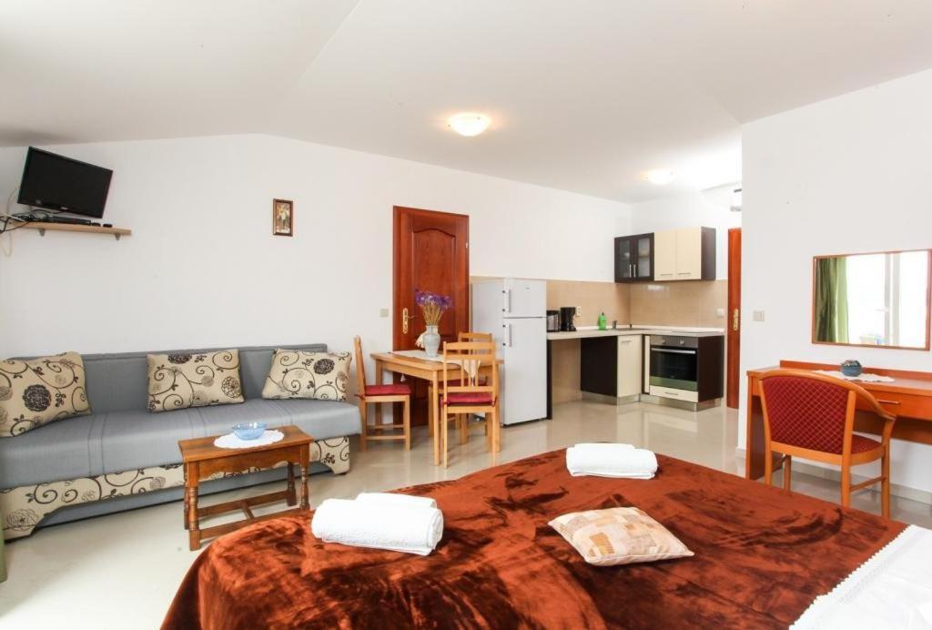 Apartments Ana 로푸드 외부 사진