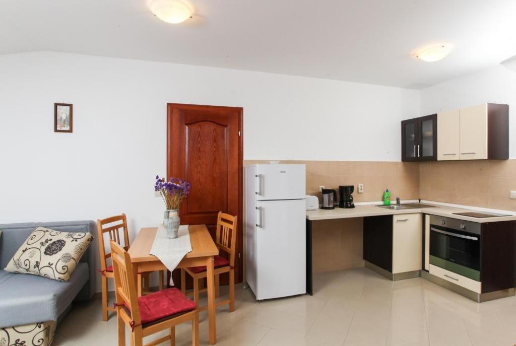 Apartments Ana 로푸드 객실 사진