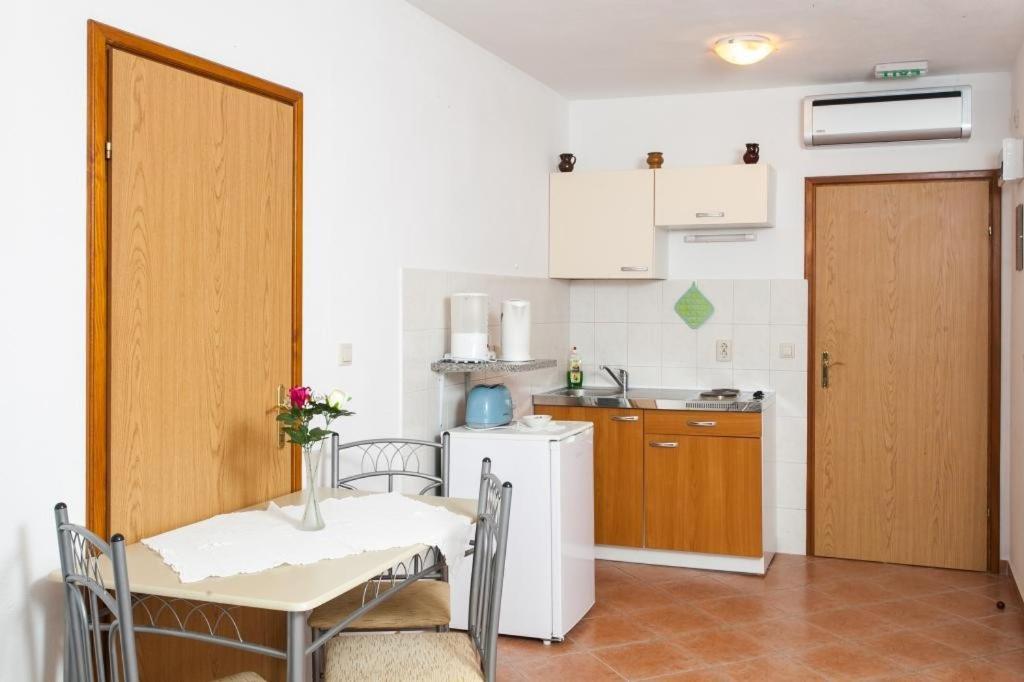 Apartments Ana 로푸드 객실 사진