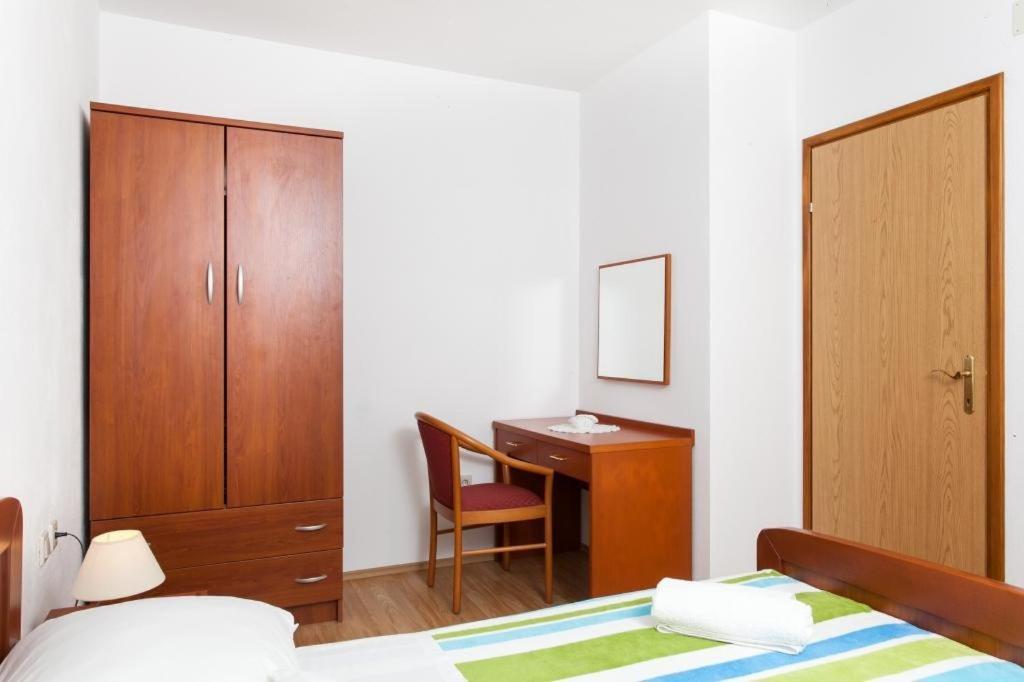 Apartments Ana 로푸드 객실 사진