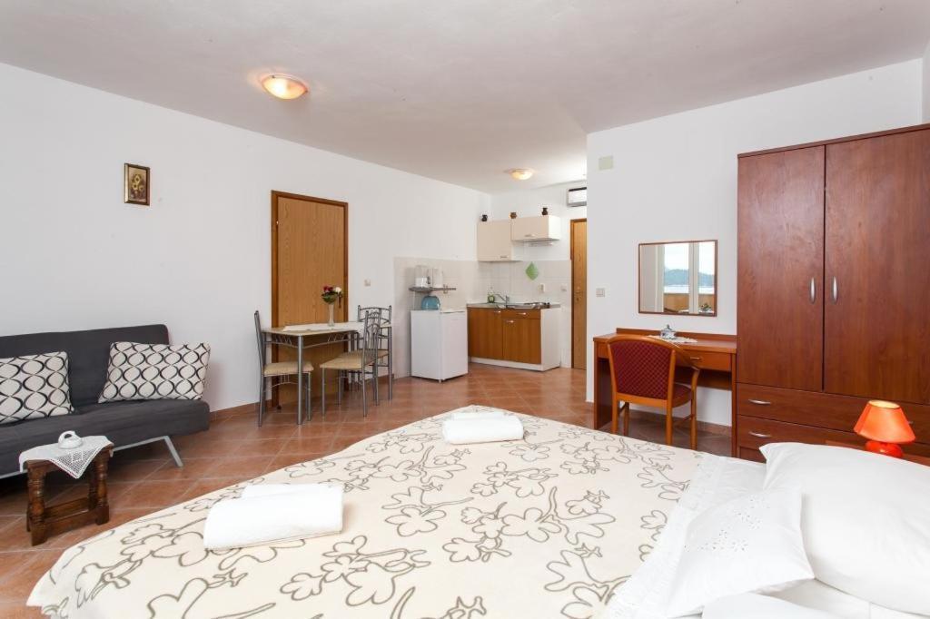 Apartments Ana 로푸드 객실 사진