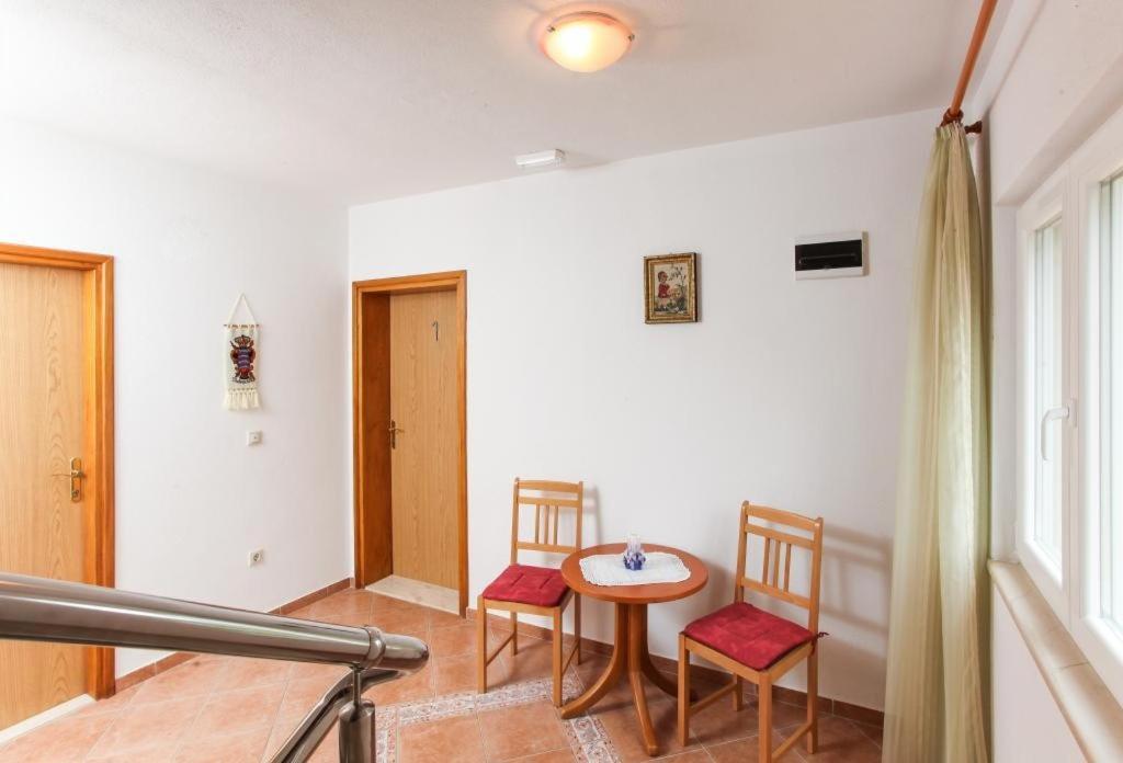 Apartments Ana 로푸드 객실 사진